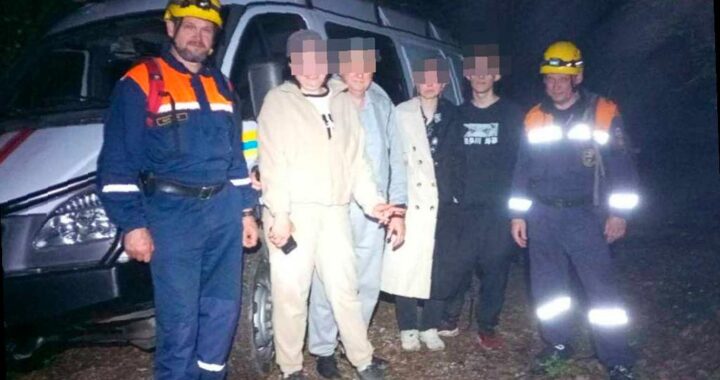 Спасатели помогли заблудившимся туристам из леса с помощью информационного баннера