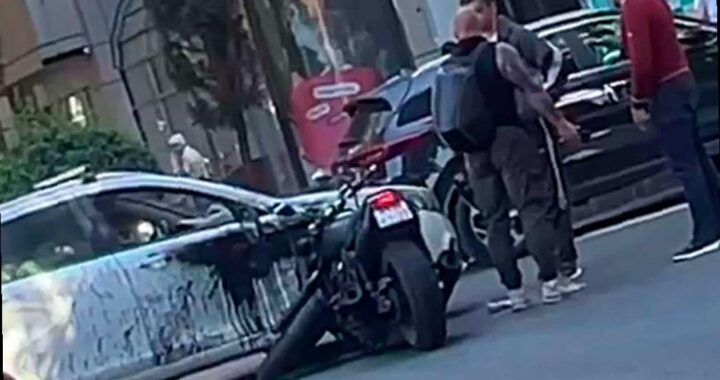 В центре Сочи произошло столкновение легковушки и мотоцикла