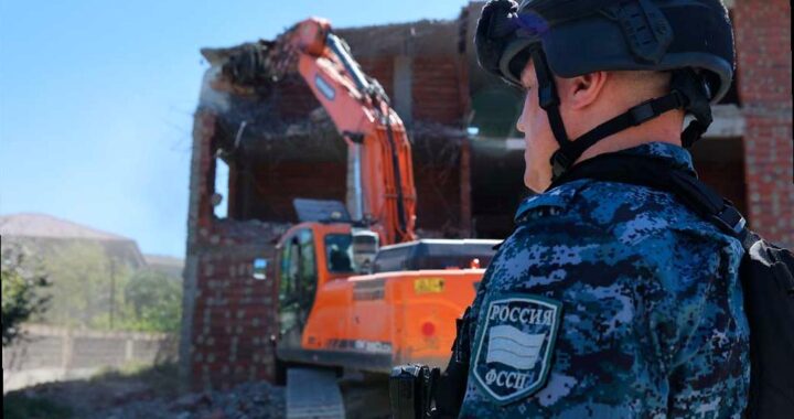 В Сочи продолжается борьба с самовольными постройками, в том числе с трехэтажным домом