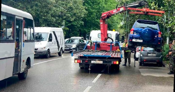 Массовая эвакуация автомобилей в Сочи из-за нарушений парковки