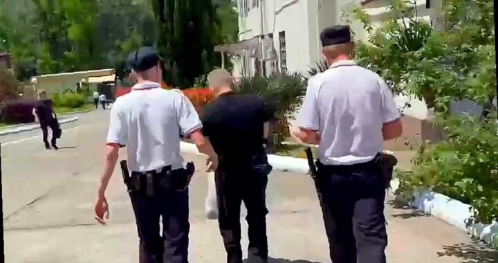 В Сочи задержали уличного торговца из Коми за продажу гранатового сока. 50-летнему мужчине уже ранее был назначен 7-суточный арест за незаконную предпринимательскую деятельность, но штраф он не оплатил. Теперь ему пришлось провести еще 5 суток под арестом. С подробностями можно ознакомиться по ссылке: https://sochinews.io/2021/08/06/vtoroj-arest-za-chetyre-mesyaca-v-sochi-nakazali-priezzhego-ulichnogo-torgovca/