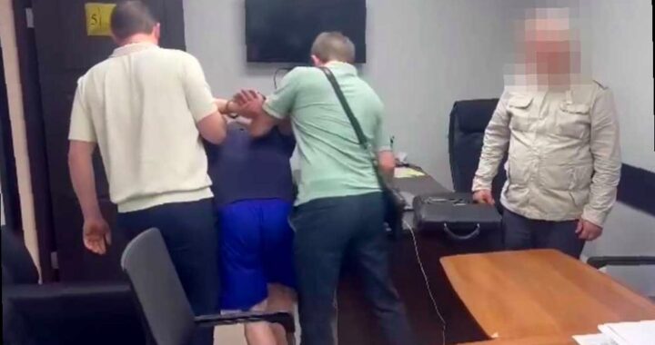 В Сочи произошел трагический инцидент: мужчина задушил приезжую из Москвы. Обвинение в убийстве было предъявлено 29-летнему жителю города. По информации СУ СКР по Краснодарскому краю, жертвой стала девушка, приехавшая на курорт в гости к родственникам.