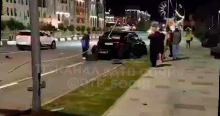 В поселке Эсто-Садок произошла авария с участием внедорожника