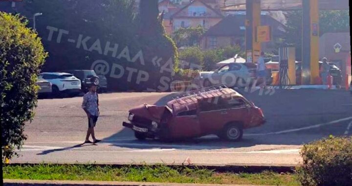 Сон за рулем: в Сочи автомобиль «ВАЗ-четверка» столкнулся со стеной