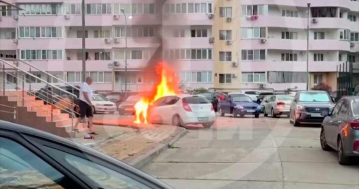 Автомобиль загорелся прямо во дворе дома в Хостинском районе Сочи