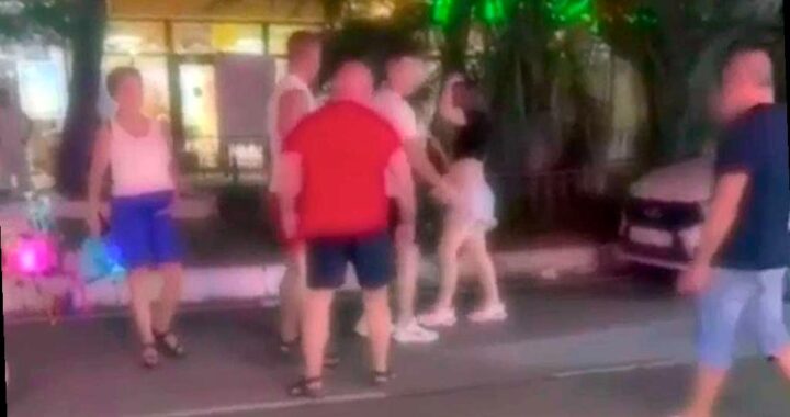 В Сочи произошел конфликт между туристами на электрокарах и местной девушкой, который перерос в драку. Инцидент произошел вечером в центре Адлера, когда пара электрокаров припарковалась у магазина и перекрыла проход. Попросившая водителей отъехать девушка стала объектом агрессии со стороны мужчин и одной из пассажирок. В результате драки пострадала девушка, которая, к слову, была на немаленьком сроке беременности. На месте инцидента присутствовал добродушный золотистый ретривер. На данный момент в полицию обращений по этому случаю не поступало, однако правоохранители проводят проверку и дадут правовую оценку произошедшему.