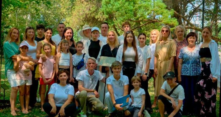 На Приморской набережной в Сочи начали высаживать оливковые деревья рядом с концертным залом «Фестивальный». Планируется высадить 15 саженцев, каждый из которых уже более пяти лет и адаптирован к сочинскому климату.