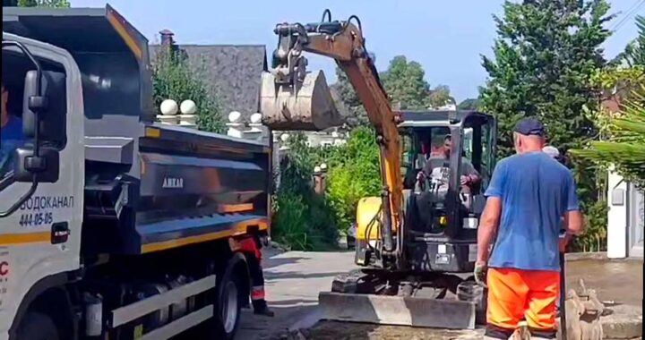 Сочинский Водоканал устраняет утечку трубопровода на улице Рахманинова