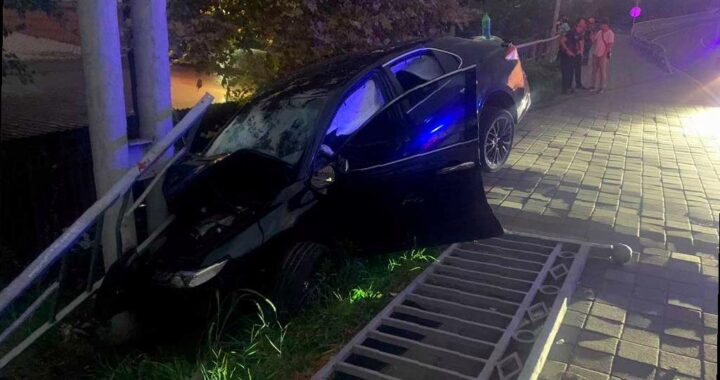 В Центре Сочи произошло столкновение Toyota с столбом, погиб водитель