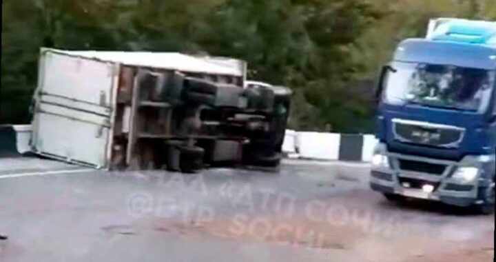 В Сочи произошло ДТП с грузовиком