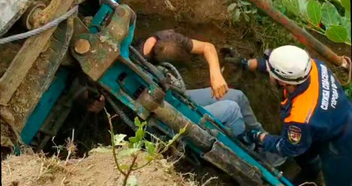 В Сочи перевернулся экскаватор, но водитель остался цел.