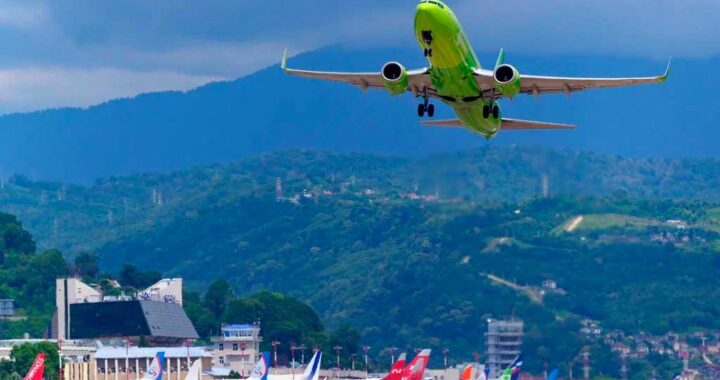 Десять пассажиров не смогли улететь из Сочи в Новосибирск из-за овербукинга