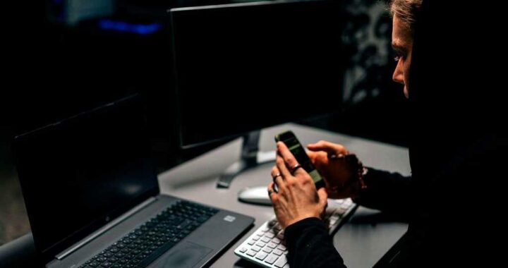 Две жительницы Адлера стали жертвами мошенников, которые смогли выманить у них более 3 миллионов рублей. Подробности этого случая были предоставлены в УВД города Сочи.