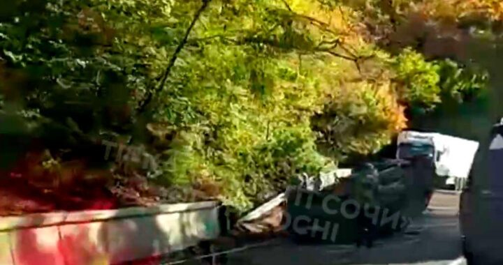 Автомобиль перевернулся на трассе «Джубга — Сочи»