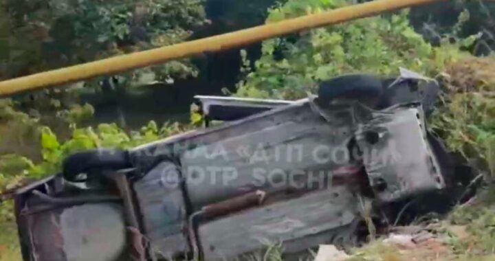 В селе Барановка автомобиль перевернулся после съезда с дороги