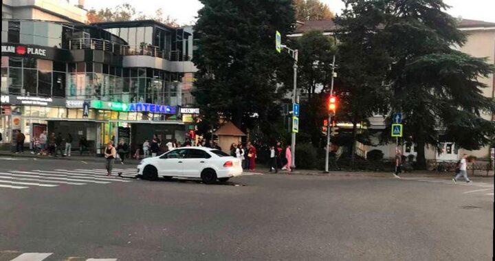В Центральном районе Сочи легковушка столкнулась с подростком на самокате