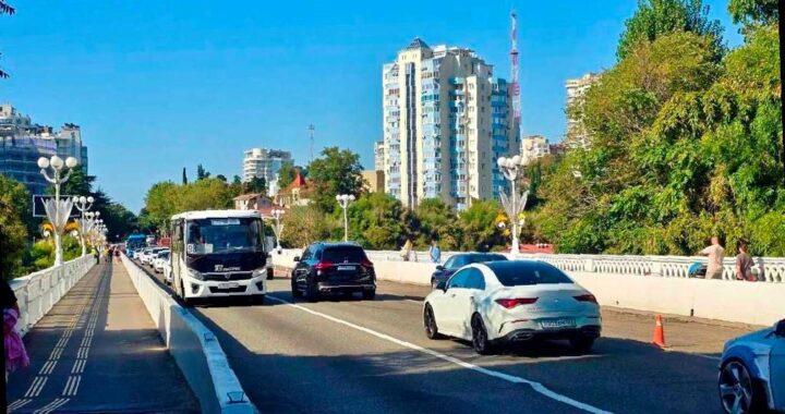 На Верещагинском виадуке в Сочи начались дорожные работы. Специалисты приводят в порядок дорожное покрытие на площади около 2,7 тысяч квадратных метров.