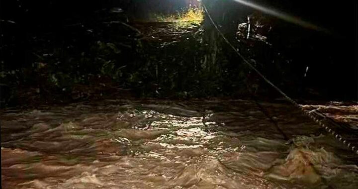 В Сочи местный житель попал в неприятную ситуацию из-за наводнения реки. Вечером 10 октября в Хостинском районе города из-за сильного дождя уровень воды в реке Цанык резко поднялся. Пытаясь пересечь реку на своем автомобиле, мужчина оказался в ловушке – его машину затянуло в бурный поток.