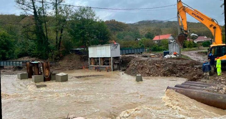 На Кубани жители села Молдавановка столкнулись с проблемой разрушенной переправы через реку Шапсухо из-за ливней. Чтобы облегчить им жизнь, спасатели организовали временную воздушную переправу через бурное русло. Подмытый временный мост послужил причиной для принятия такого решения. Работы по восстановлению переправы уже начались, но пока жители могут воспользоваться тросами, натянутыми через реку. Одновременно сообщается о локальных подтоплениях в поселке Ольгинка, но в оперштабе уточняют, что уровень воды в реках не достиг критических отметок. Чтобы пролить свет на ситуацию, оперштаб Краснодарского края опубликовал фотографии происшествия.