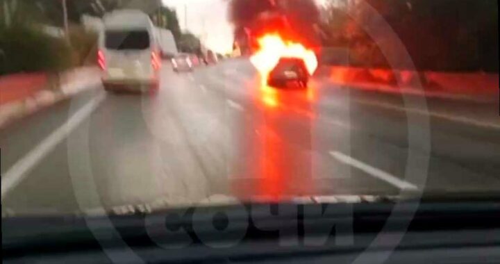 В Сочи загорелся автомобиль на трассе