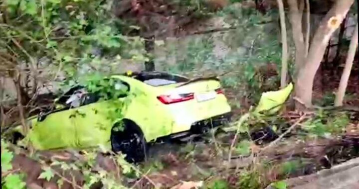 Произошло ДТП в Сочи: «БМВ» упал в обрыв