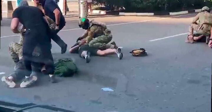 В аэропорту Сочи задержали молодого человека, подозреваемого в вербовке террористов