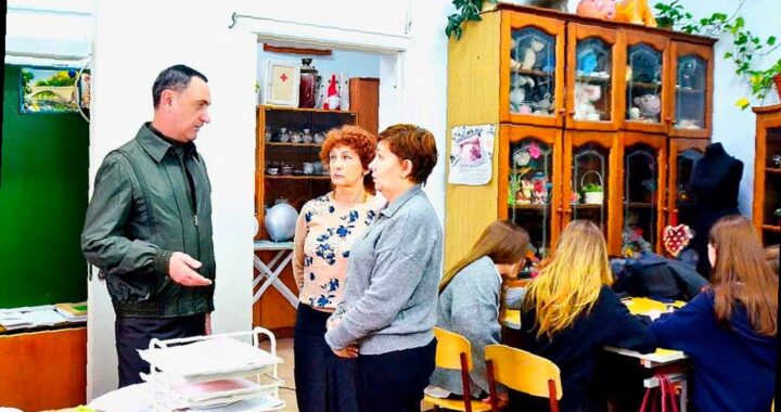 Депутат Виктор Тепляков посетил школу №2 в Сочи