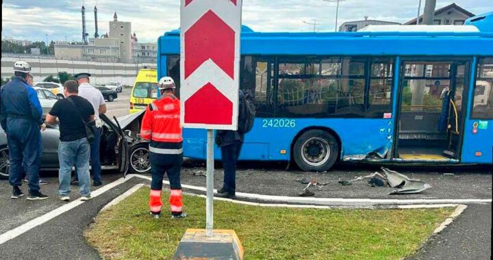 В Сириусе легковушка столкнулась с автобусом