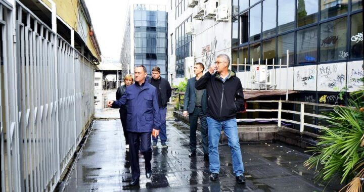 «Виктор Тепляков осматривает торговую галерею на улице Навагинской в Сочи»