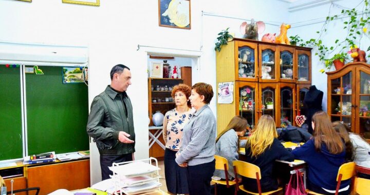 «Визит Виктора Теплякова в школу №2: обновление материально-технической базы»