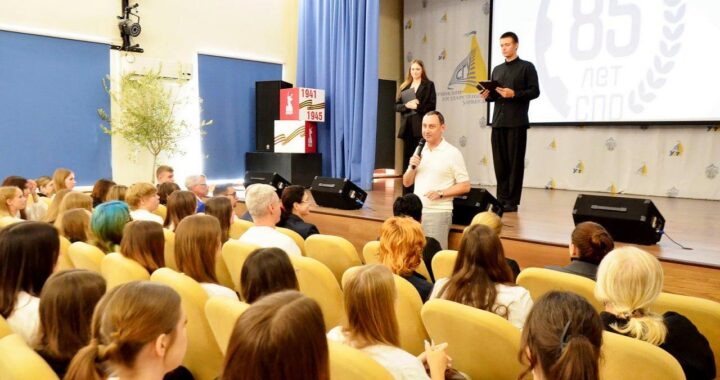 «Виктор Тепляков поздравил учителей и учащихся Сочи с профессиональным праздником»