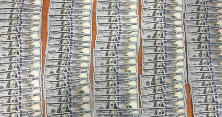 В Сочи задержали пассажирку с большой суммой денег, которую она пыталась вывезти в Турцию