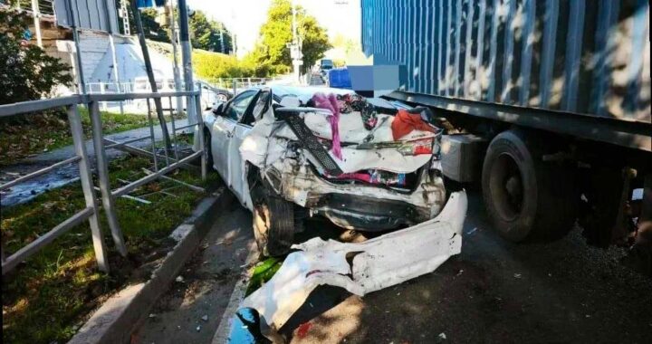 В Сочи грузовик столкнулся с легковушкой, пострадали дети