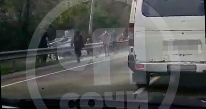 В Сочи произошло серьезное ДТП с участием внедорожника, есть пострадавшие