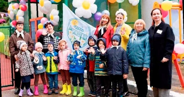 В детском саду №28 в Сочи открылась новая площадка для детей с ограниченными возможностями здоровья. Это стало возможным благодаря инициативному бюджетированию. Теперь здесь смогут заниматься воспитанники диагностико-коррекционной группы. Родители инициировали создание этого проекта, чтобы обеспечить детям комфортные и безопасные условия.