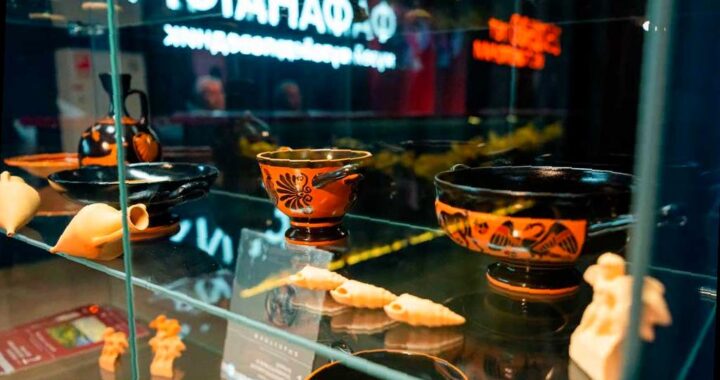 В Сириусе открылась выставка о древних греческих праздниках