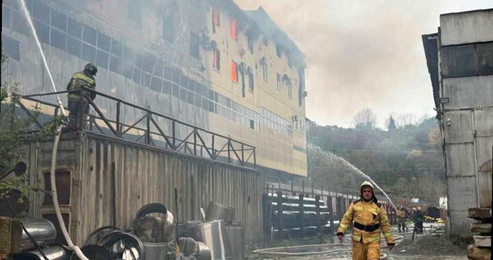 Мэр Сочи выразил опасения о том, что в результате крупного пожара в промзоне на улице Транспортной могли оказаться люди.