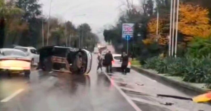 Автомобиль перевернулся на трассе «Сочи – Адлер» в Хосте
