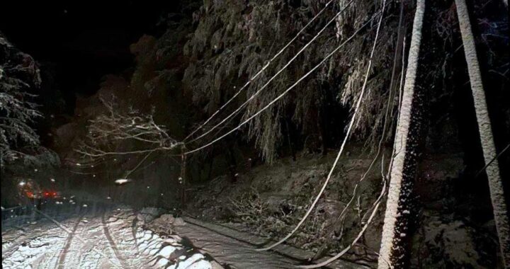 В Сочи временно отключат электричество на нескольких улицах из-за плохой погоды