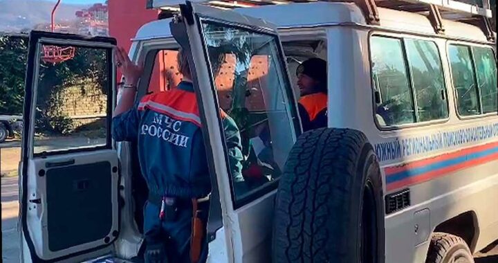 Мужчина потребовал помощи спасателей после того, как упал с скалы в реку в Сочи. Ему было 36 лет. По информации ЮРПСО МЧС России, он получил травму плеча в результате падения.