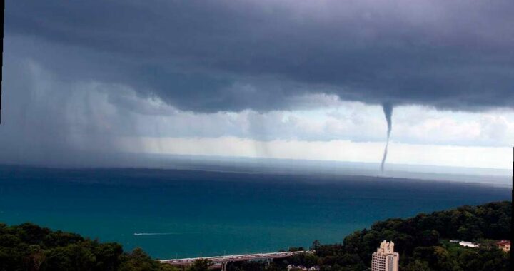 В Сочи объявлено штормовое предупреждение. Синоптики предупреждают о возможности образования смерчей над морем от Магри до Весёлого. Также сохраняется слабая лавинная опасность в горах выше 1000 метров.