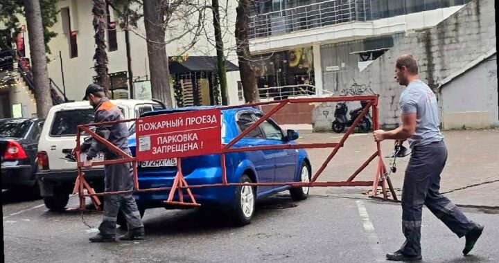 В Сочи убирают незаконные парковочные заграждения