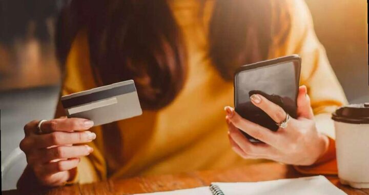 Жительница Сочи стала жертвой мошенников, действовавших под прикрытием новогодней фотосессии.