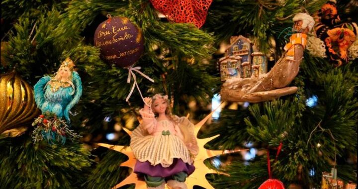 В Сочи представлена выставка авторской новогодней игрушки