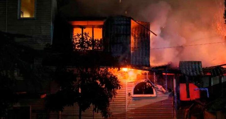 В центре Сочи потушили пожар в двухэтажном доме