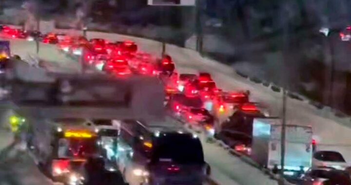 В Красной Поляне возникли пробки из-за снегопадов