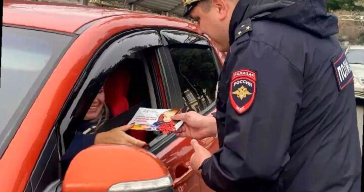 Сотрудники Госавтоинспекции в Сочи решили порадовать водителей перед Рождеством. Они провели акцию под названием «Ангел в дорогу», чтобы напомнить об особенностях перевозки детей. Помимо разговоров, инспекторы вручали водителям памятки и символические подарки — ангелочков. Госавтоинспекция надеется, что эти ангелочки будут оберегать всех в пути. Они напомнили, что каждый ребенок — это ценное сокровище, и важно обеспечить их безопасность в машине. Ведомство призывает устанавливать детские кресла правильно и быть примером для детей. (Фото: Госавтоинспекция Сочи)