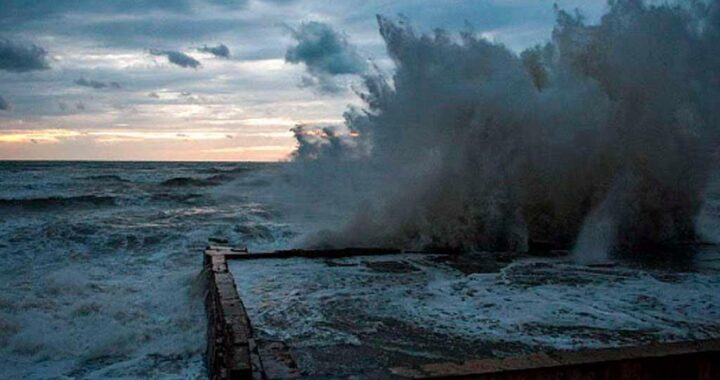 Штормовое предупреждение в Сочи