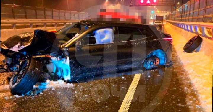 Ночью в Сочи иномарка попала в серьезное ДТП