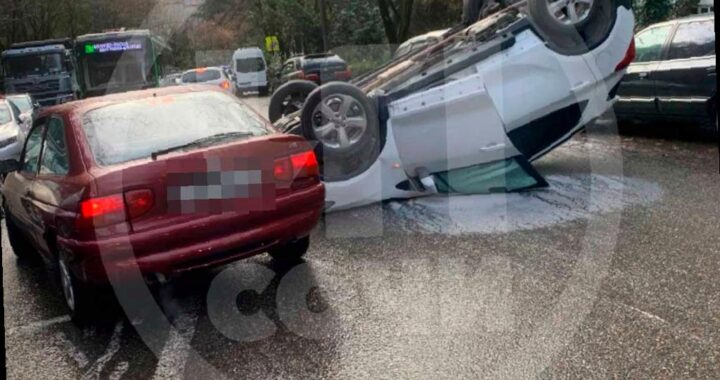 В центре Сочи автомобиль перевернулся